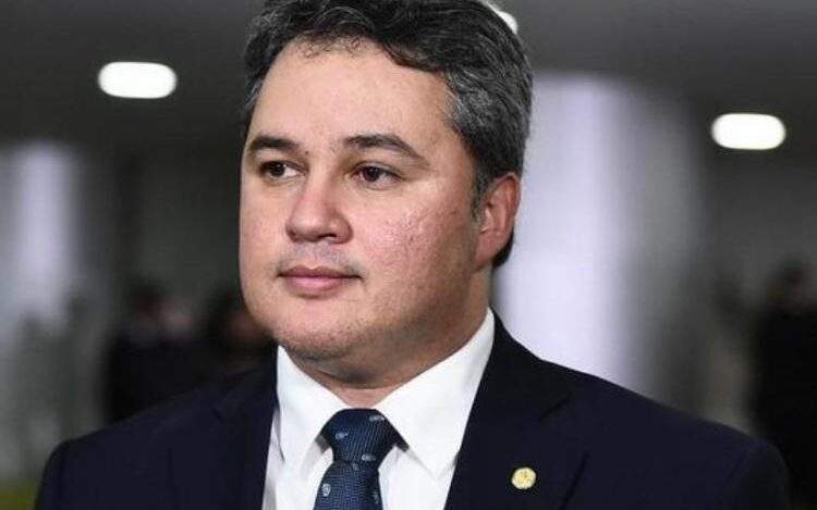 Efraim Filho diz que recebeu emissários do Republicanos com pedidos para que volte à base, mas não garante que irá atender pleito de aliados