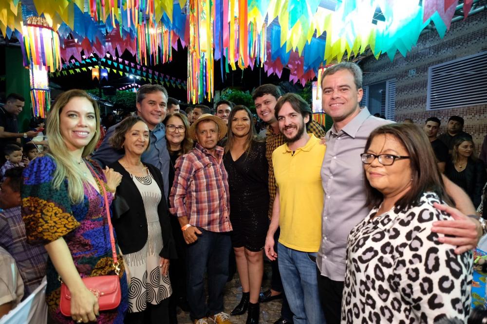 Ao lado de Efraim, Pedro é recebido pela prefeita Elissandra em Itapororoca