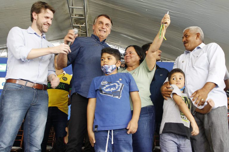Bolsonaro faz entrega de moradias em João Pessoa e visita Campina Grande