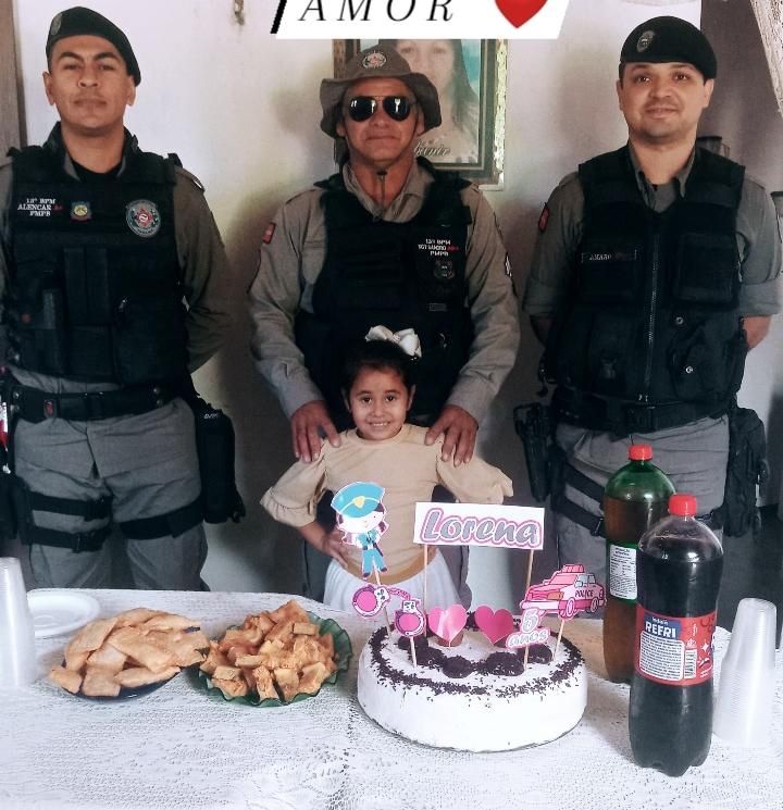Menina recebe surpresa de policiais em aniversário de cinco anos, em Igaracy