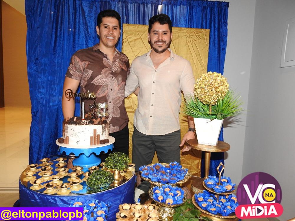  Gêmeos Adriano e Alvaro comemoram o aniversário com amigos na cidade de Patos