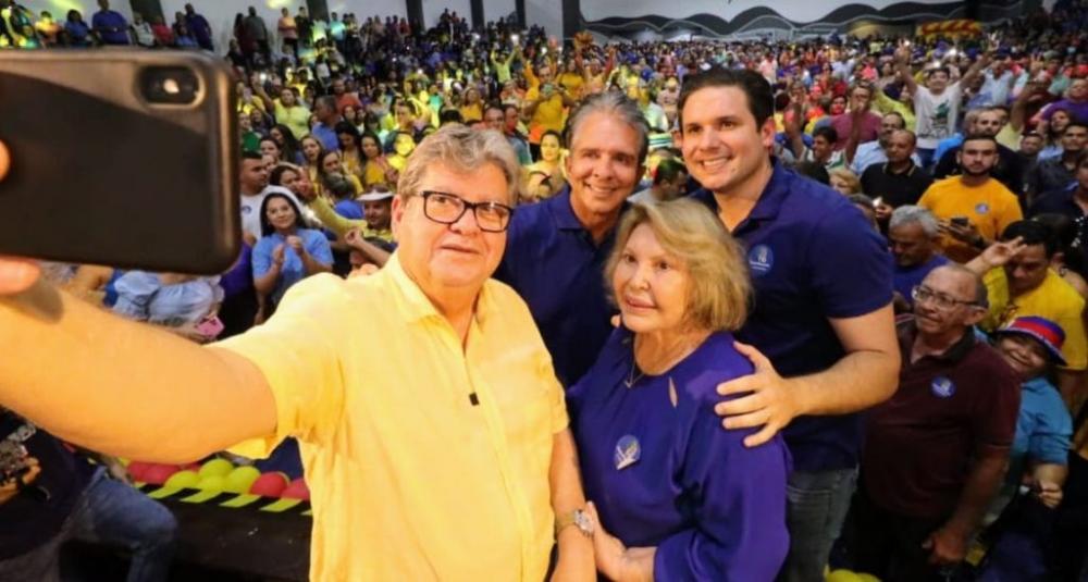 João Azevêdo realiza plenária em Patos e recebe apoio de 30 prefeitos e dezenas de lideranças políticas da região