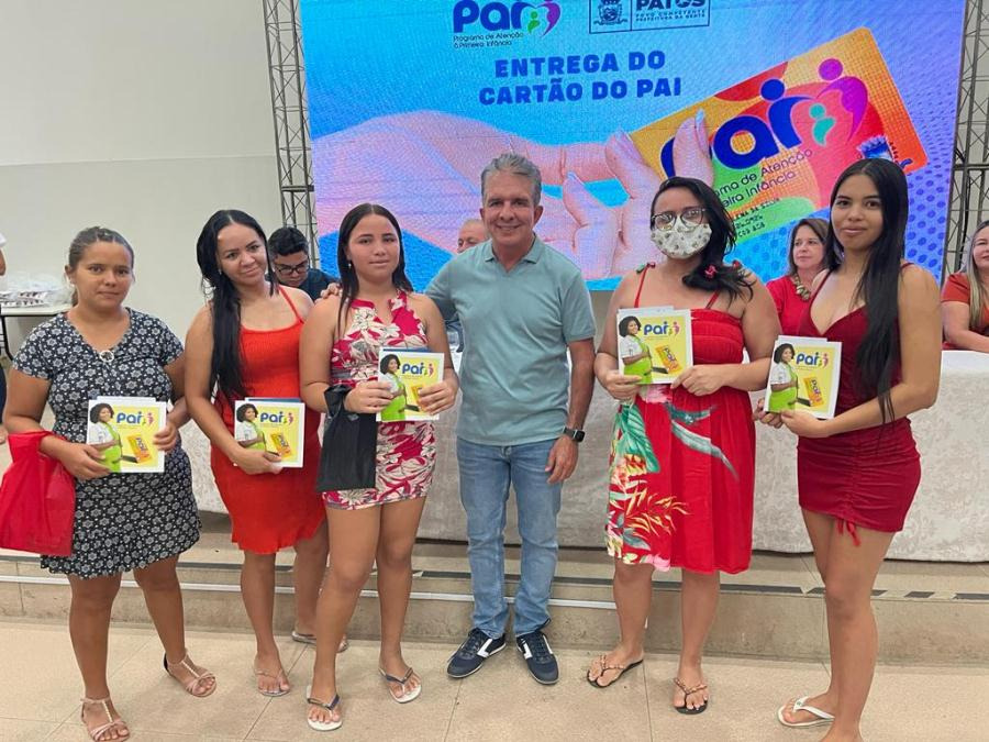  Prefeito de Patos entrega Cartão PAI para mães patoenses