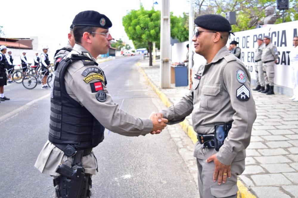Polícia Militar promove formatura e homenageia vários policiais, em Patos