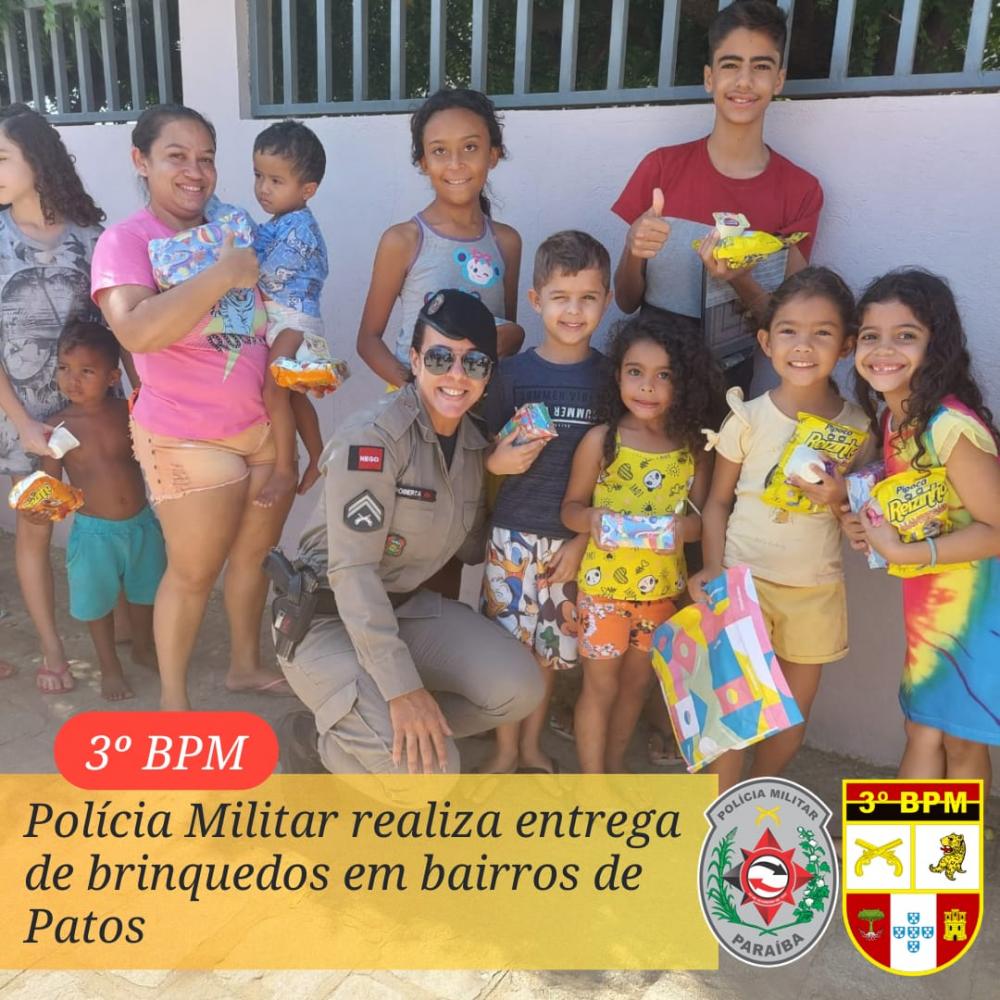 Polícia Militar realiza entrega de brinquedos, em Patos