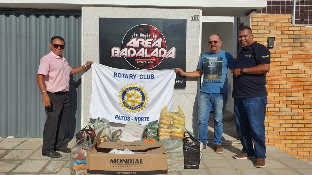 Área Badalada Eventos doa alimentos não perecíveis ao Rotary Club de Patos Norte