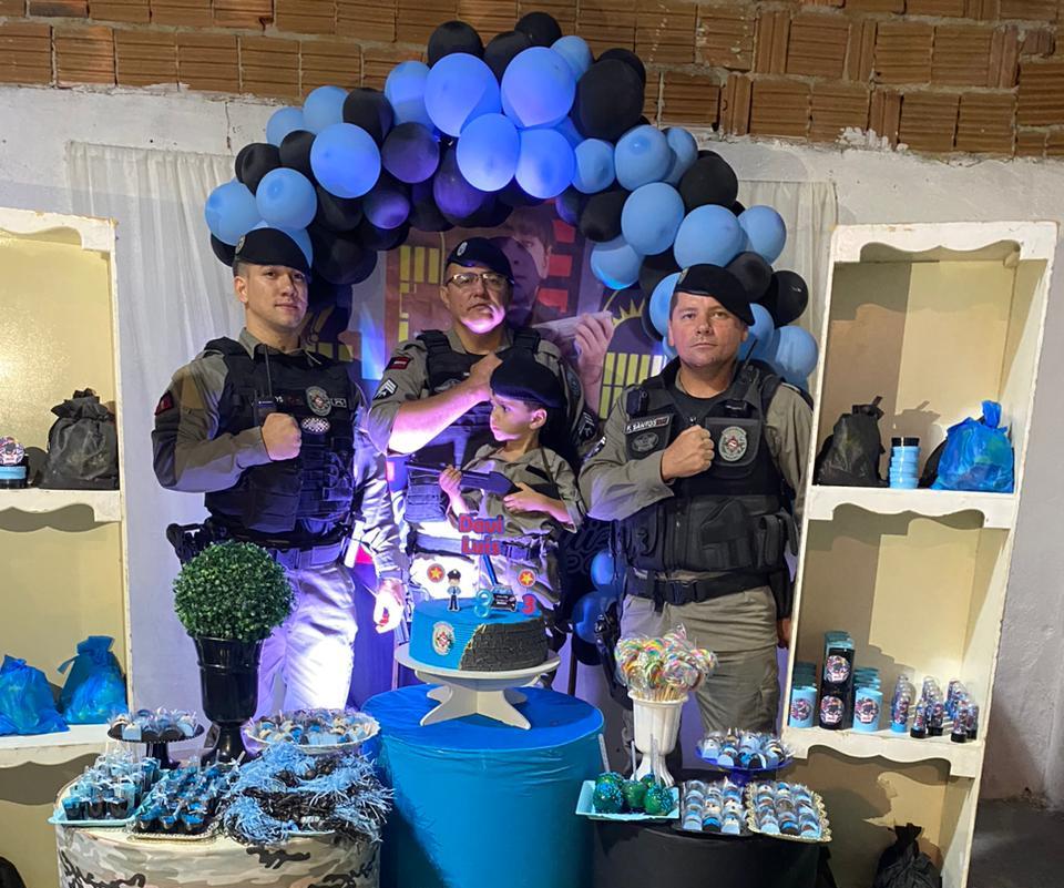 Polícia Militar participa de aniversário de criança, em Patos