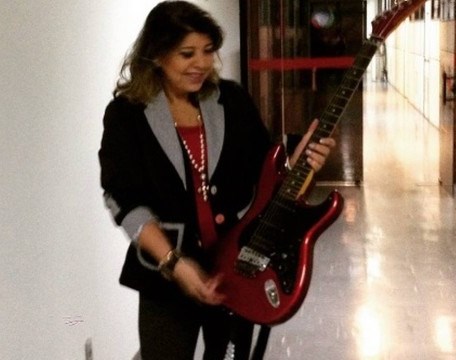Roberta Miranda oferece recompensa para quem encontrar sua guitarra extraviada: 'Muito mais que um objeto pra mim'
