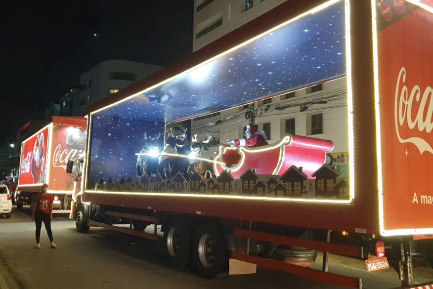 Caravana de Natal da Coca-cola desfila pelas ruas de João Pessoa em dezembro