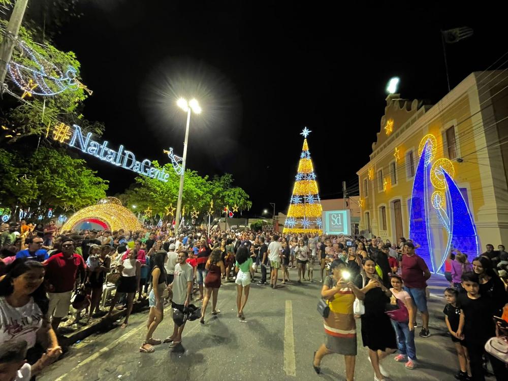 Lançamento com chegada do Papai Noel e acendimento da decoração, encanta multidão na Praça Edivaldo Mota