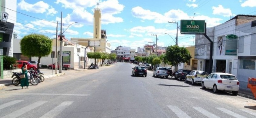 Estacionar veículos no meio do Largo Dom Gerardo em Patos é considerada infração grave, esclarece STTrans