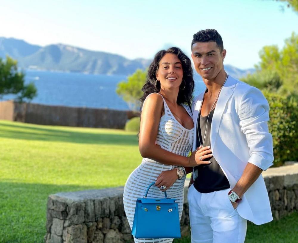 Cristiano Ronaldo anuncia que será pai de gêmeos: 'Corações cheios de amor'