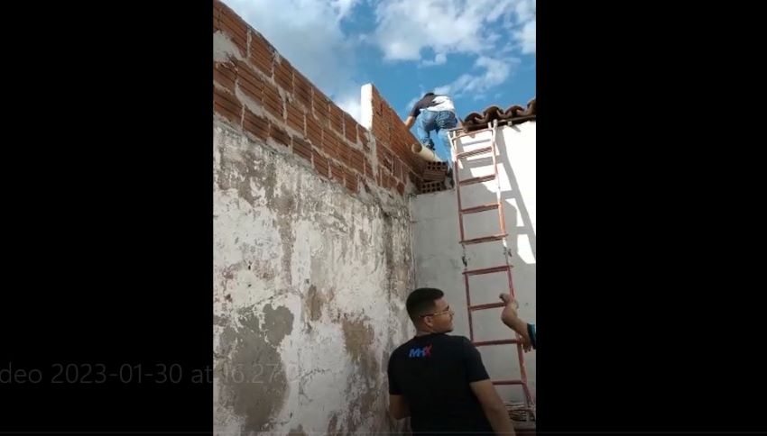 Ato de bravura e coragem de dois jovens salvou homem que teve a casa incendiada, em Patos