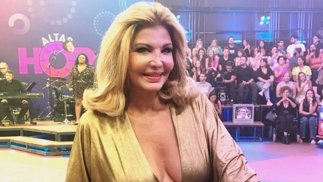 Aos 58 anos, Roberta Close retorna ao Brasil e grava aparição rara na TV