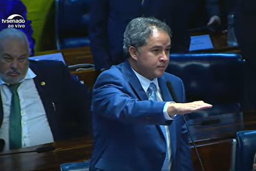 Efraim Filho toma posse como senador em Brasília: 