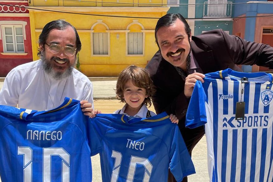 Atores paraibanos recebem camisas do Atlético de Cajazeiras após citar time em novela