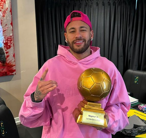 Neymar dá spoiler ao ser eleito o melhor jogador brasileiro atuando no exterior