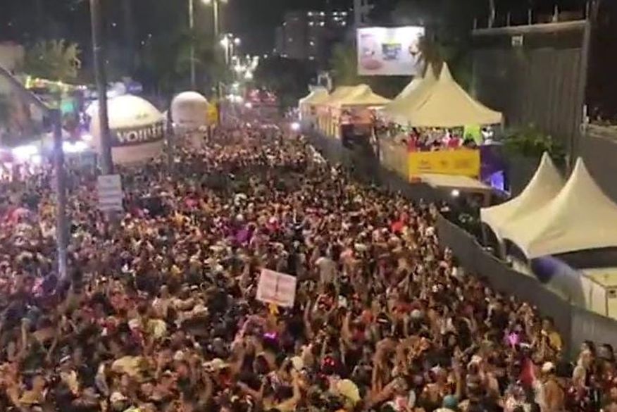 'Virgens de Tambaú' lotam avenida Epitácio Pessoa durante Folia de Rua