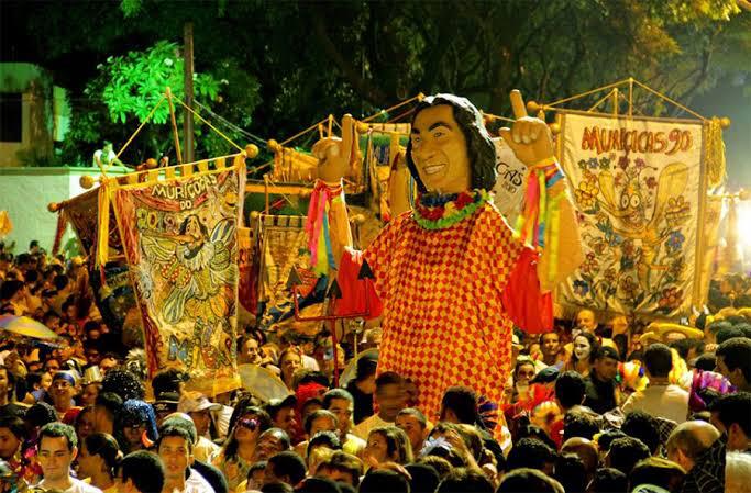 ‘Muriçocas’ agitam a avenida ao som de Elba Ramalho, Alok e Fuba, nesta quarta (15)