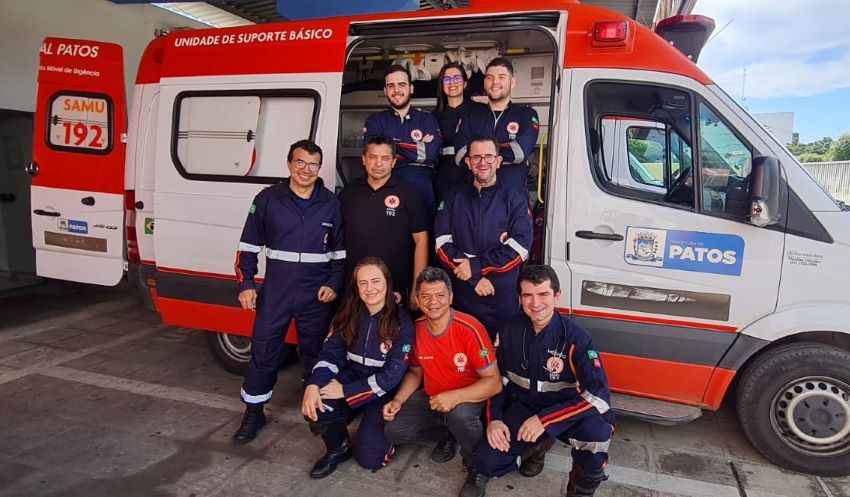 Família parabeniza equipe do SAMU que conseguiu reverter parada cardíaca em idosa na cidade de Patos