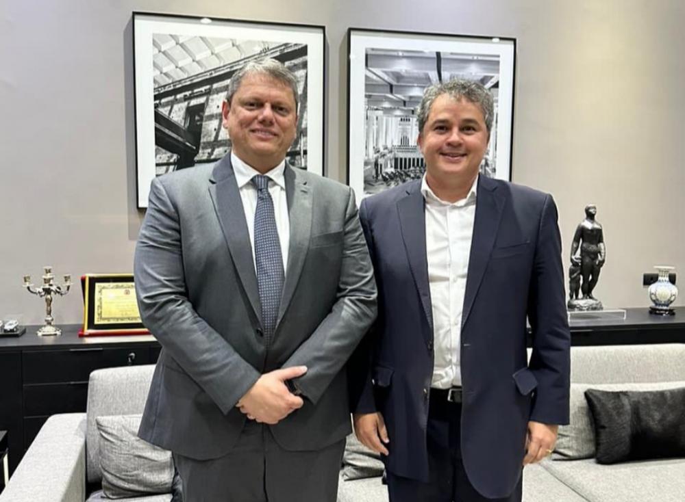 Senador Efrain Filho faz visita no Gabinete do Governador de São Paulo Tarcísio de Freitas e o convida para uma audiência Pública na CAE