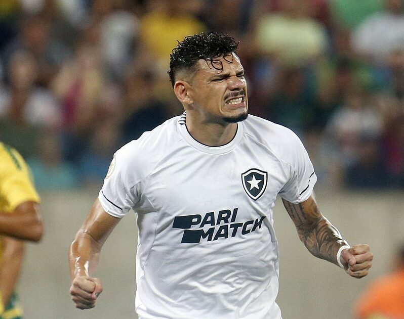 Paraibano Tiquinho salva o Botafogo, que só empata com o Goiás no Engenhão