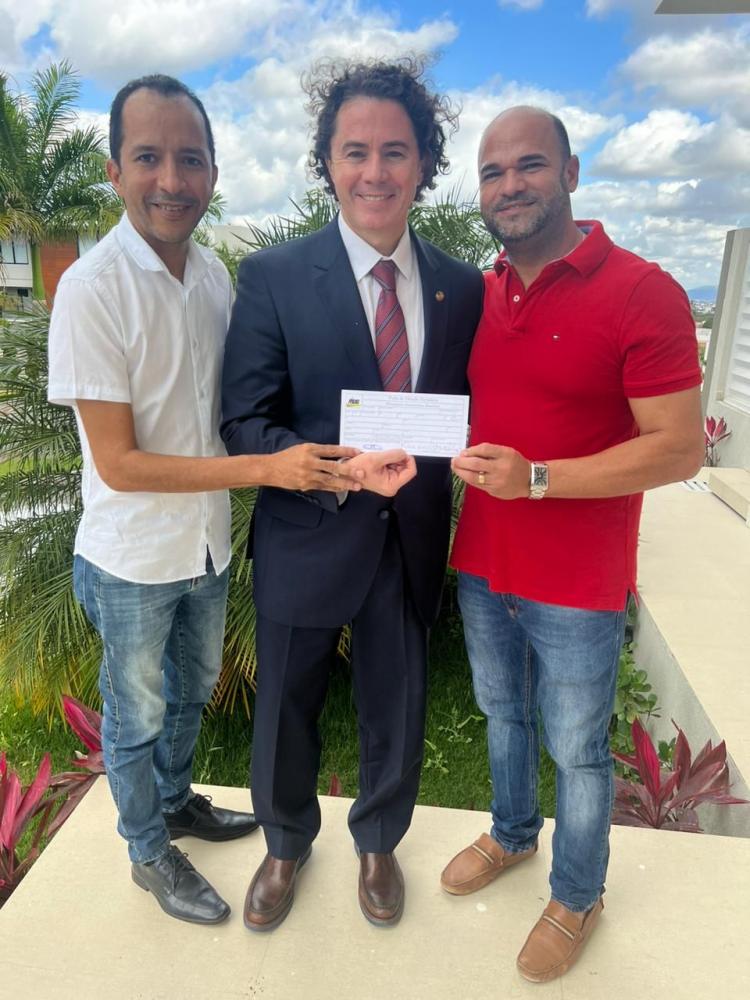 Veneziano filia ao MDB o prefeito Olinaldo Martins, de Sobrado: “Essa parceria vai muito longe; estou em casa”, afirma o gestor