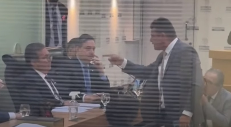  Wallber Virgolino e Adriano Galdino se desentendem em sessão da Assembleia