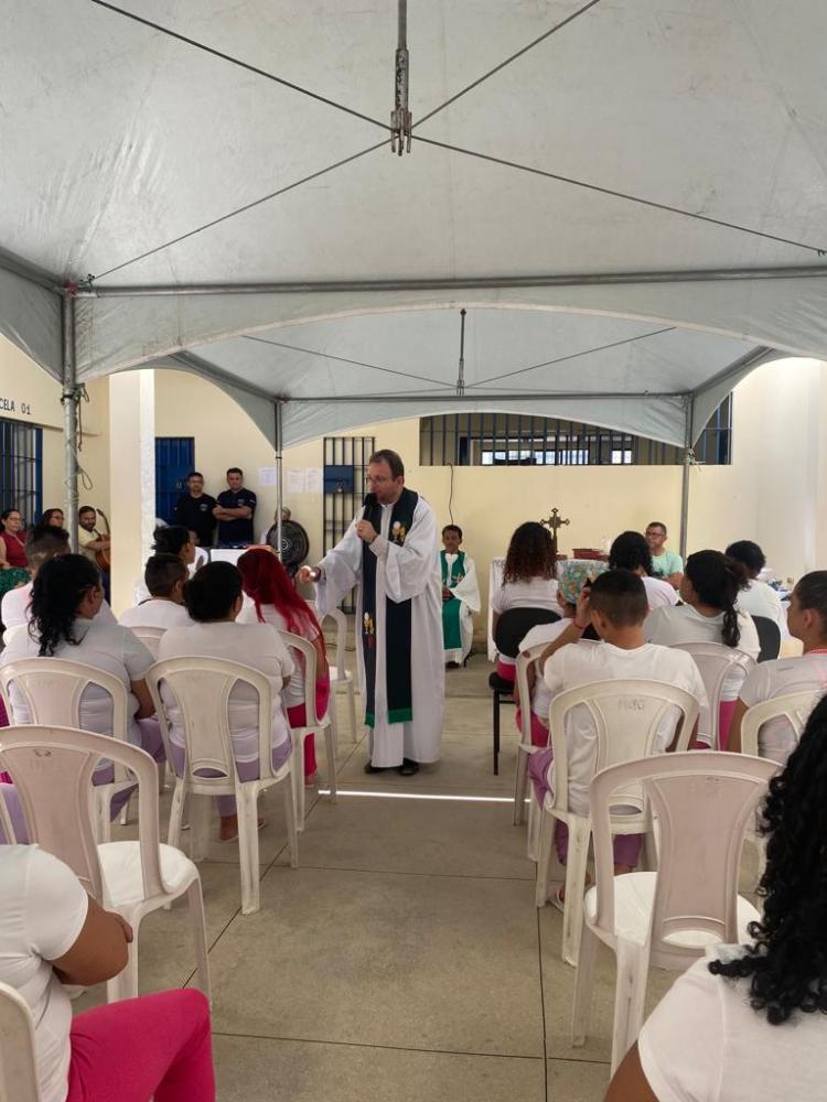 Padre Fabrício celebra missa no Presídio Feminino de Patos