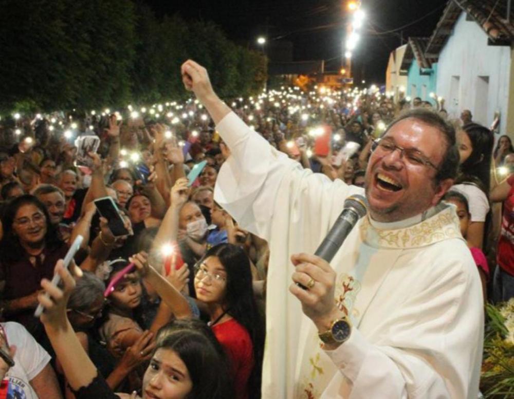 Evangelização digital: Padre Fabrício ultrapassa a marca de 300 mil seguidores nas redes sociais digitais