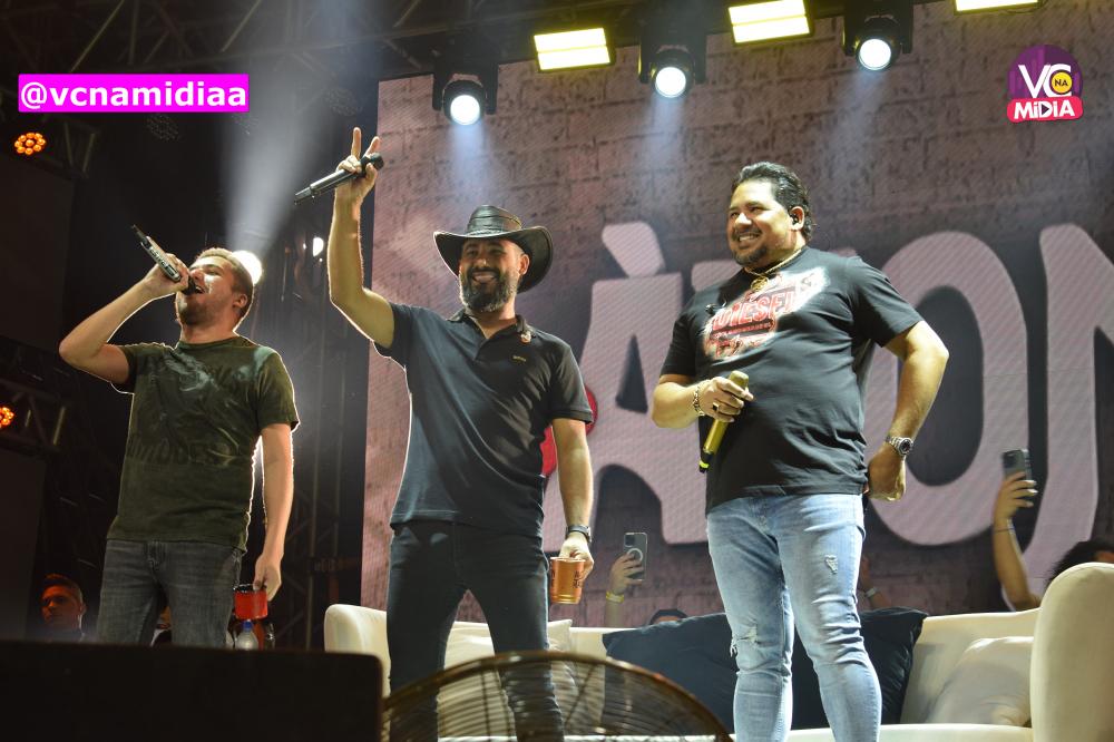 À Vontade: Veja a Cobertura Fotográfica da Festa de Zezo, Raí Saia Rodada e Luan Estilizado, em Patos