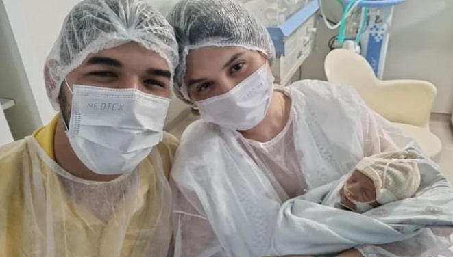 Zé Vaqueiro e Ingra Soares postam primeira foto com o filho que está na UTI