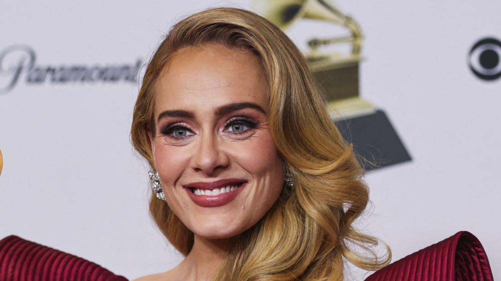 Adele revela que voltou a beber após problemas com alcoolismo. Fãs ficam preocupados