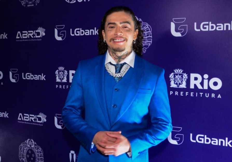 Whindersson compra briga com pastor, após foto fumando maconha