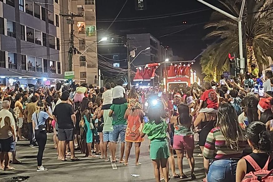Caravana de Natal da Coca-Cola empolga público de João Pessoa, que lota avenidas para ver Papai Noel