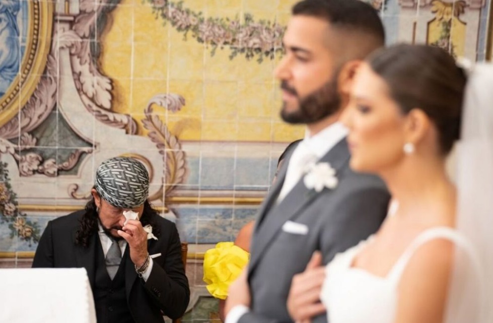  Bell Marques, com a inseparável bandana, chora no casamento do filho