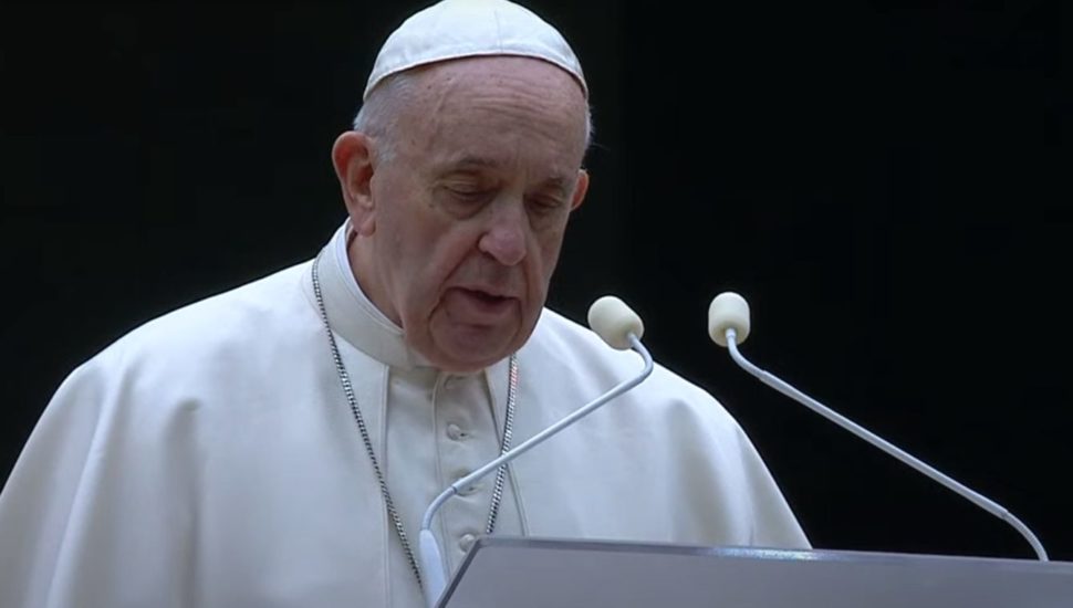 Papa Francisco aprova documento que permite benção para casais homoafetivos