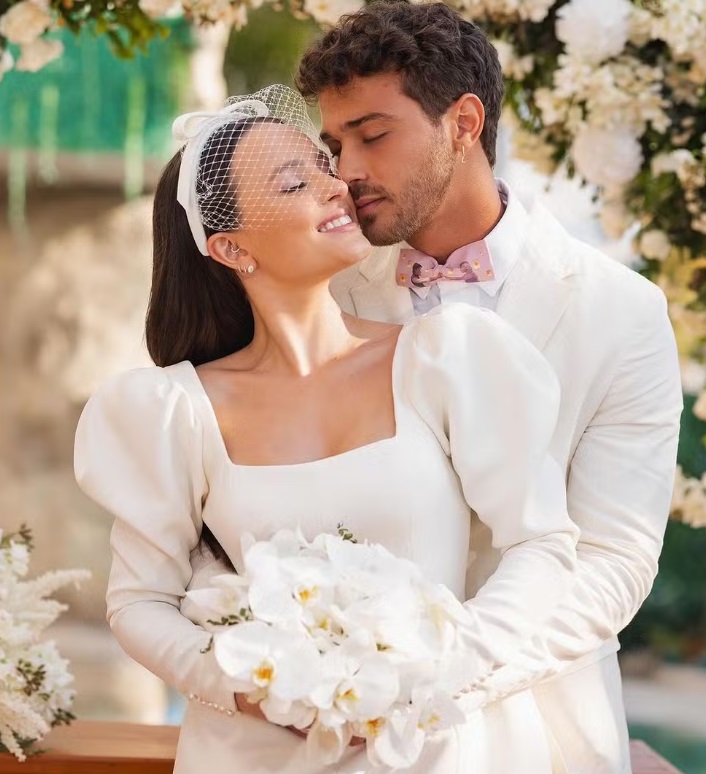 Larissa Manoela se casa em segredo com André Luiz Frambach, sem a presença dos pais