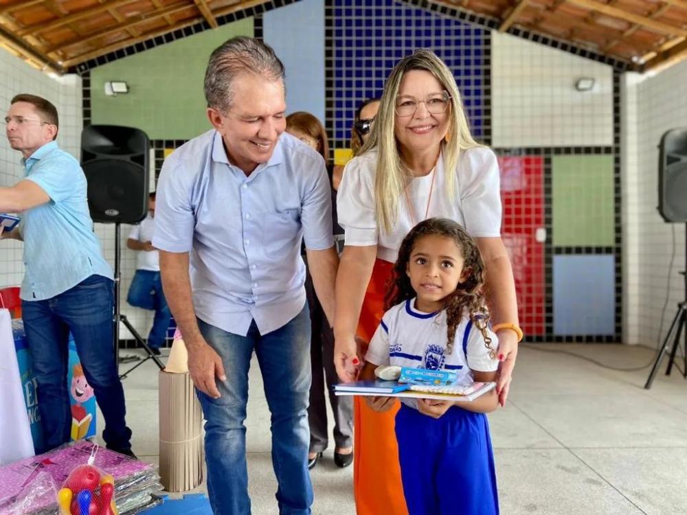 Prefeito de Patos e Secretária de Educação receberão prêmio “Amigo da Educação” nesta terça, em Campina Grande