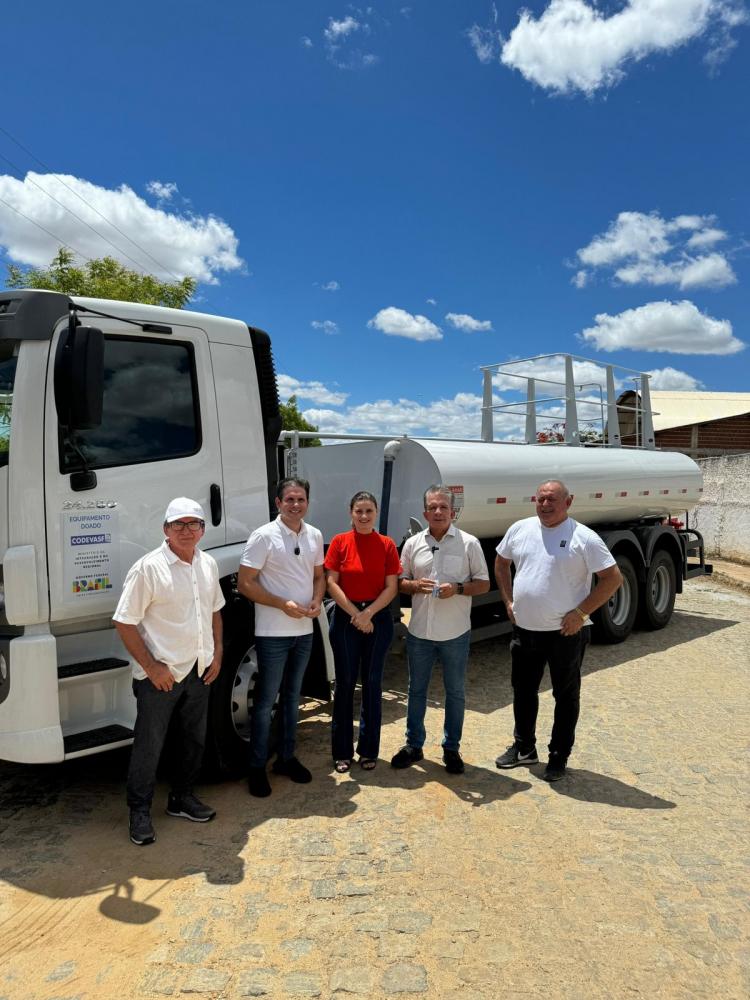 Prefeitura de Patos recebe carro-pipa que ficará a serviço da secretaria de Meio Ambiente