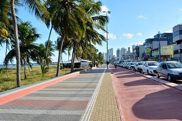 “Não pode reservar, muito menos lotear”, alerta promotora sobre uso de mesas e cadeiras em orla da Paraíba