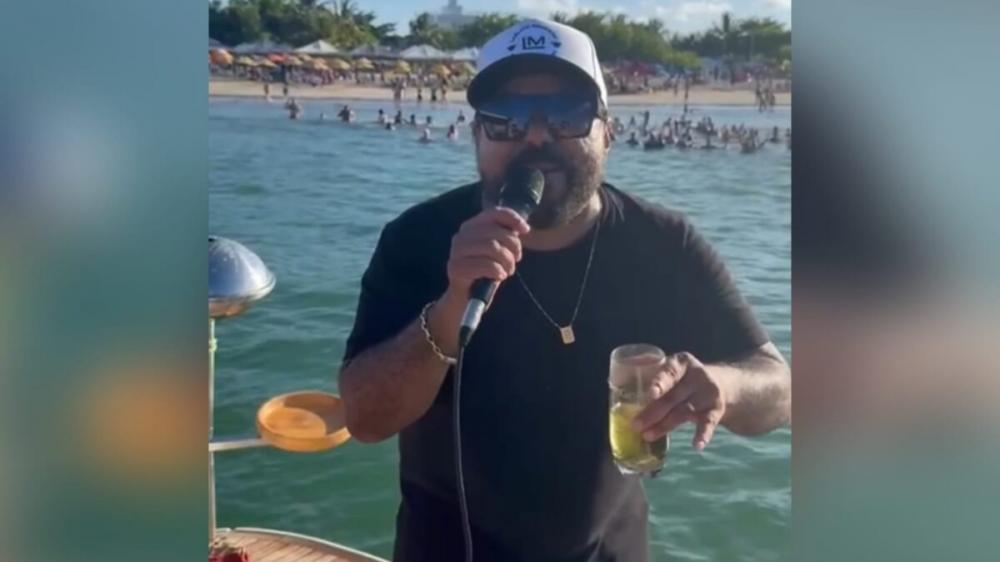 Edson Lima, da Limão com Mel, faz show improvisado e agita praia na Paraíba