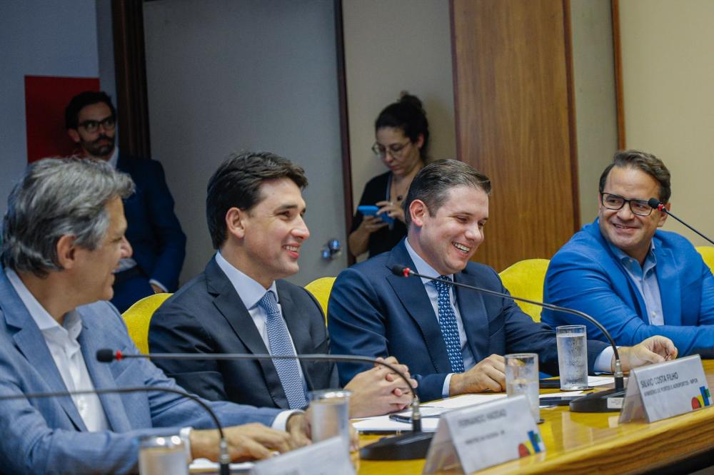 Hugo Motta recebe o reconhecimento de três ministros pela aprovação do Reporto na Câmara