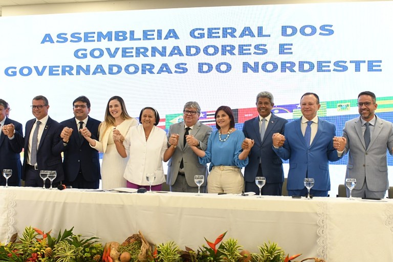 João Azevêdo passa o cargo para Fátima Bezerra em Natal e destaca compartilhamento de experiências para o êxito do Consórcio Nordeste