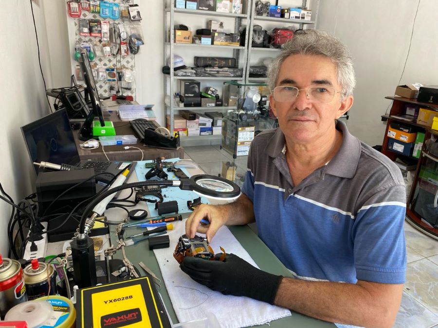 Fotógrafo se torna o único profissional em consertos de máquinas fotográficas na região de Patos