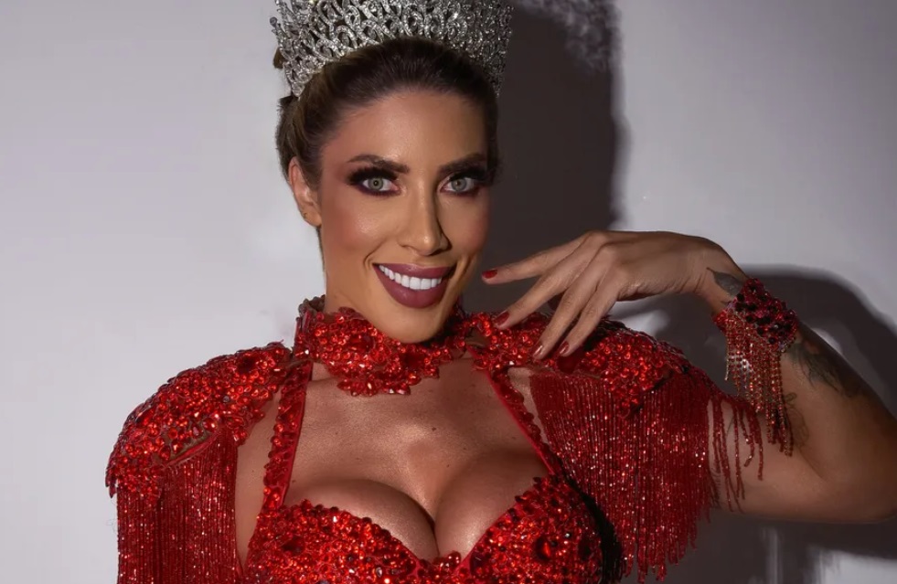 Solteira, rainha de bateria da Porto da Pedra lamenta falta de namorado: 'Correria tem afastado os pretendentes'