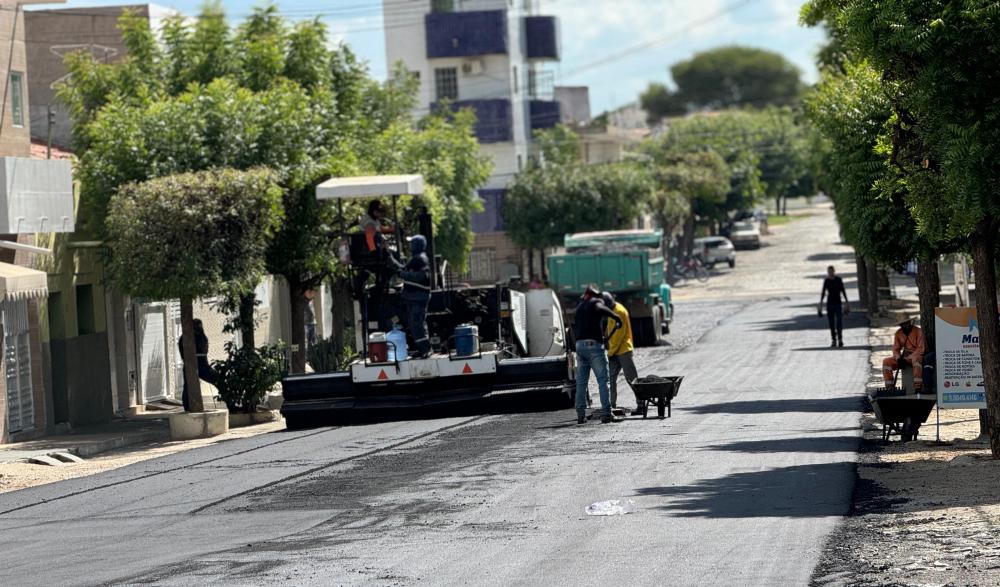 Programa de pavimentação asfáltica beneficia importantes ruas de fluidez do trânsito no bairro Belo Horizonte em Patos