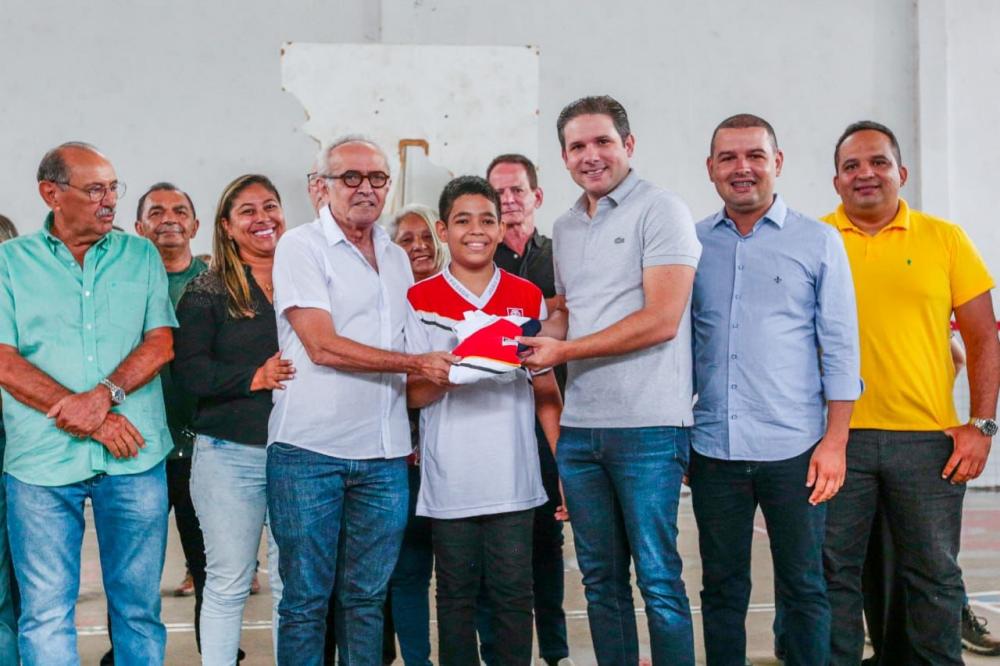 Ao lado de Cícero Lucena, Hugo Motta assina ordem de serviço para construção de 13 escolas