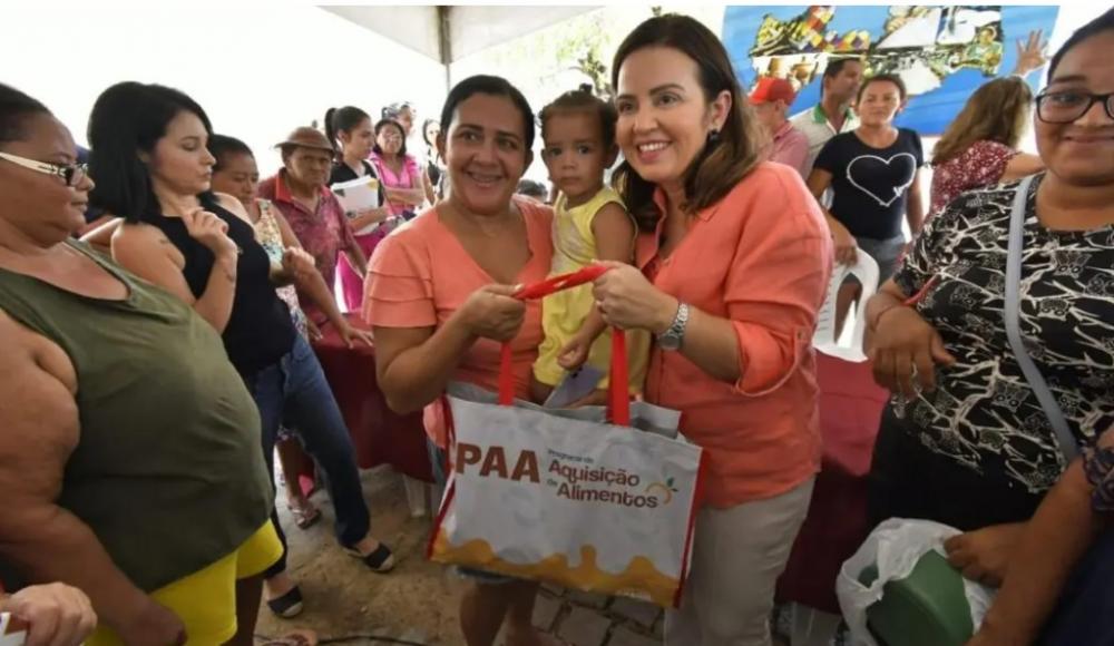 Pollyanna Dutra entrega PAA Leite a 800 famílias em Pombal; o programa está fornecendo mais de quatro mil litros de leite por semana no município