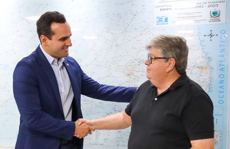 João Azevêdo transmite cargo para Lucas Ribeiro e cumpre missão em Portugal 